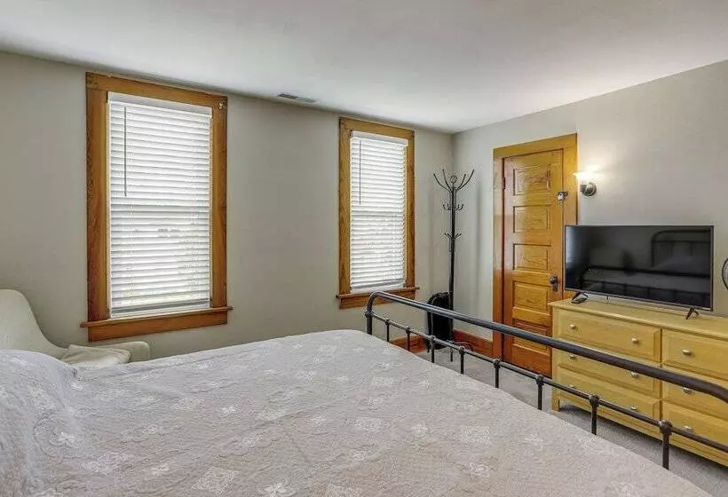 3 Mi To Cedar Point: Sunny Sandusky Home W/ Yard