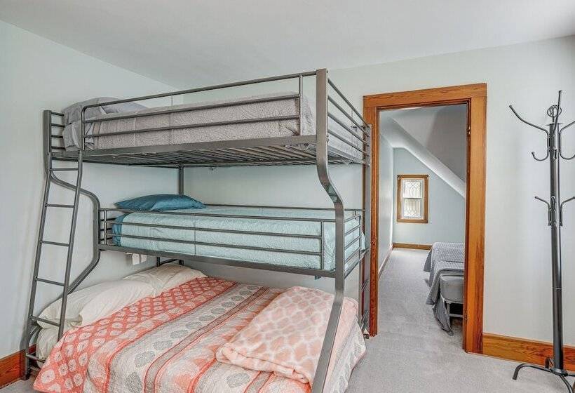 3 Mi To Cedar Point: Sunny Sandusky Home W/ Yard