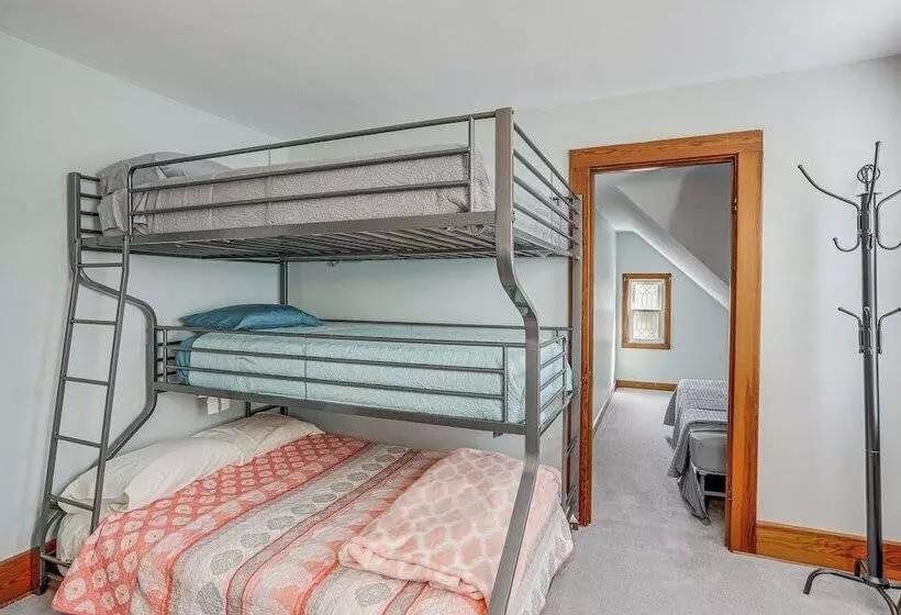 3 Mi To Cedar Point: Sunny Sandusky Home W/ Yard