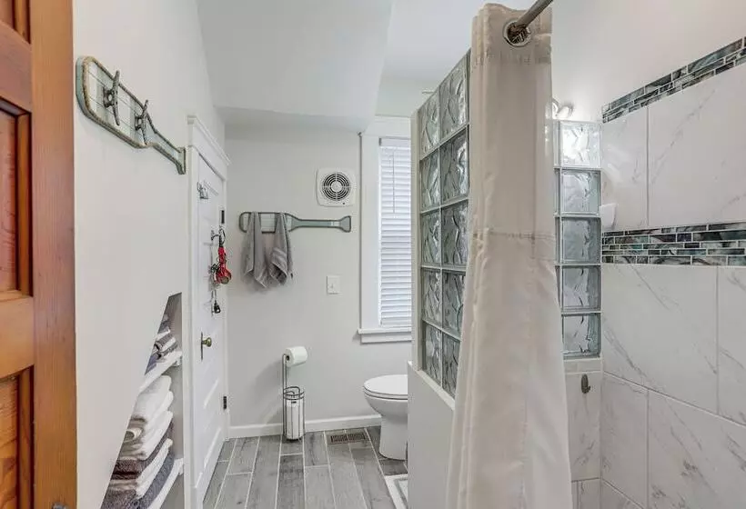 3 Mi To Cedar Point: Sunny Sandusky Home W/ Yard