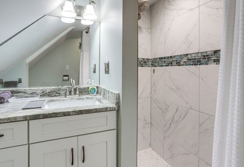 3 Mi To Cedar Point: Sunny Sandusky Home W/ Yard