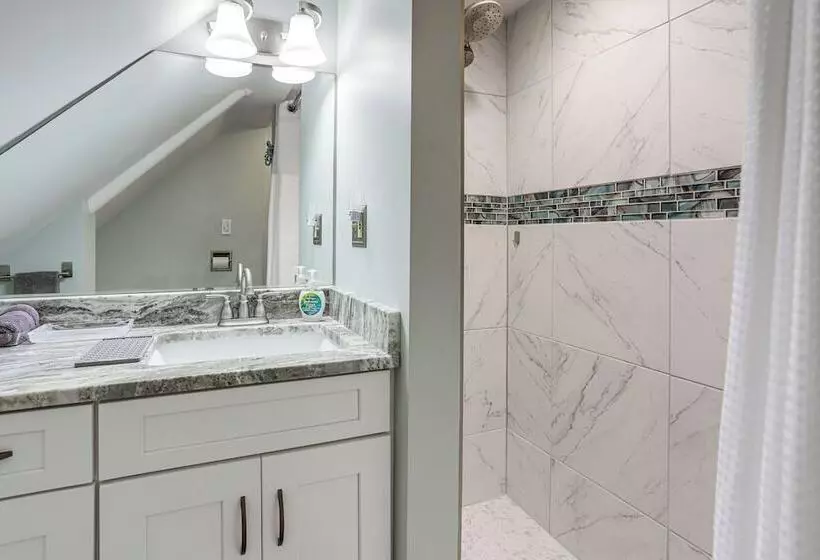 3 Mi To Cedar Point: Sunny Sandusky Home W/ Yard