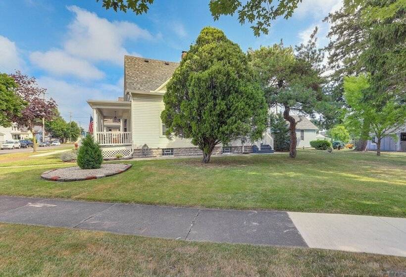 3 Mi To Cedar Point: Sunny Sandusky Home W/ Yard