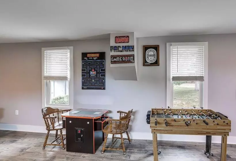 3 Mi To Cedar Point: Sunny Sandusky Home W/ Yard