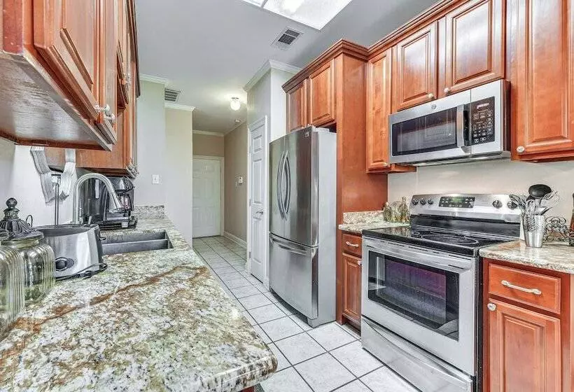 Baton Rouge Retreat W/ Patio, Grill & Fire Pit!