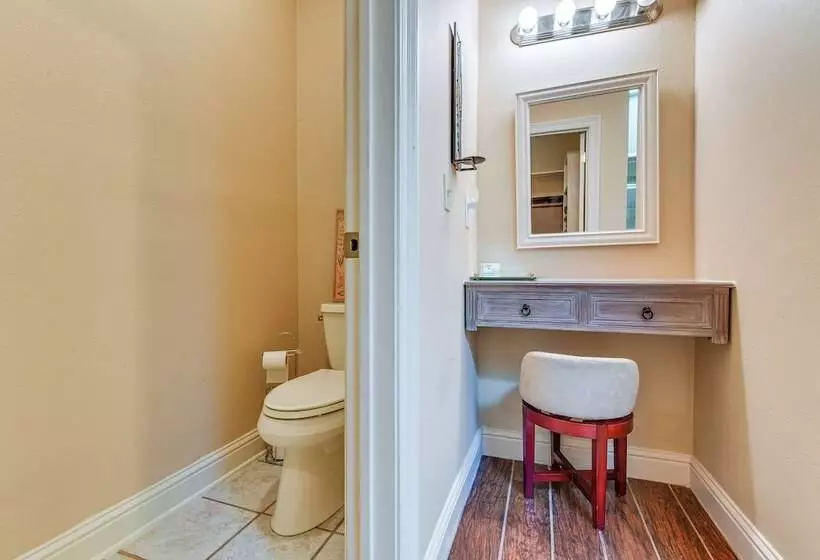 Baton Rouge Retreat W/ Patio, Grill & Fire Pit!