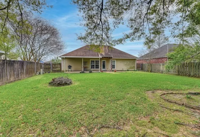 Baton Rouge Retreat W/ Patio, Grill & Fire Pit!