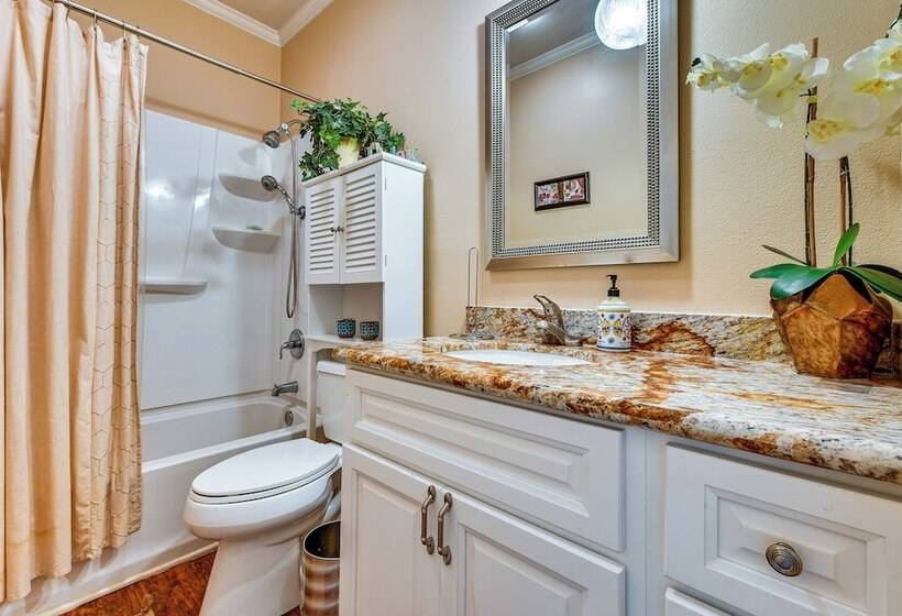 Baton Rouge Retreat W/ Patio, Grill & Fire Pit!