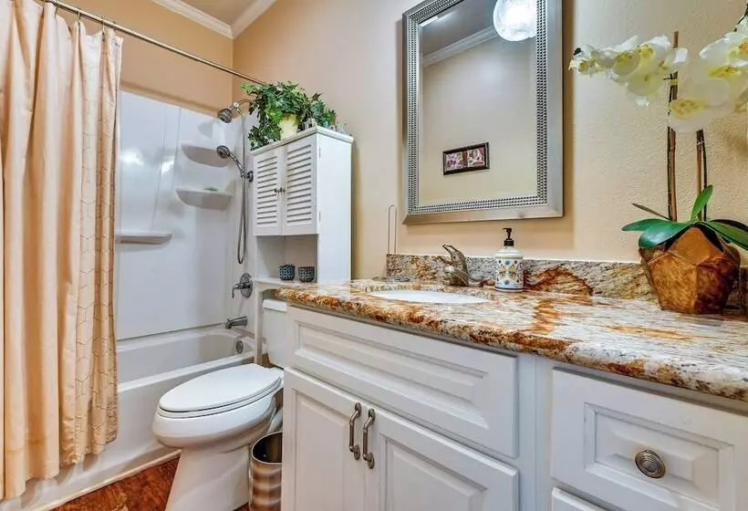 Baton Rouge Retreat W/ Patio, Grill & Fire Pit!