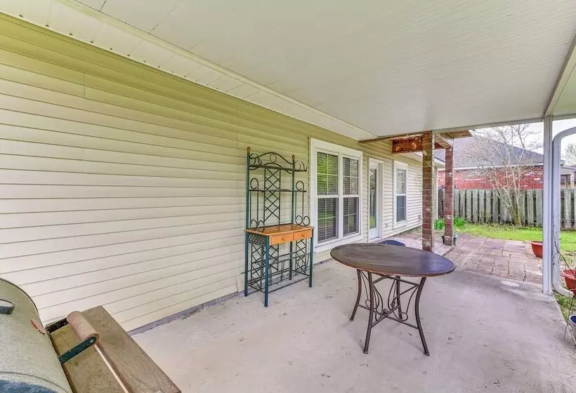 Baton Rouge Retreat W/ Patio, Grill & Fire Pit!