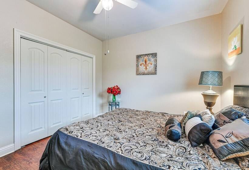 Baton Rouge Retreat W/ Patio, Grill & Fire Pit!