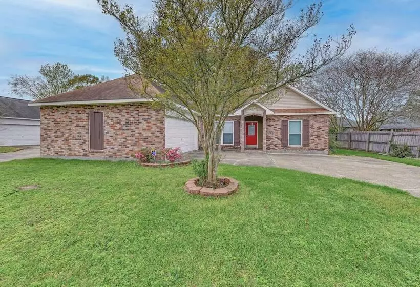 Baton Rouge Retreat W/ Patio, Grill & Fire Pit!