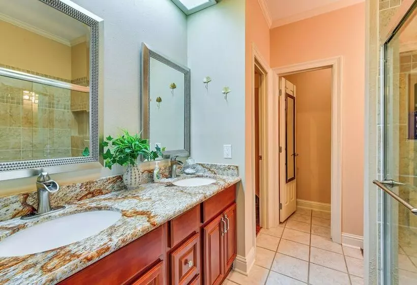 Baton Rouge Retreat W/ Patio, Grill & Fire Pit!