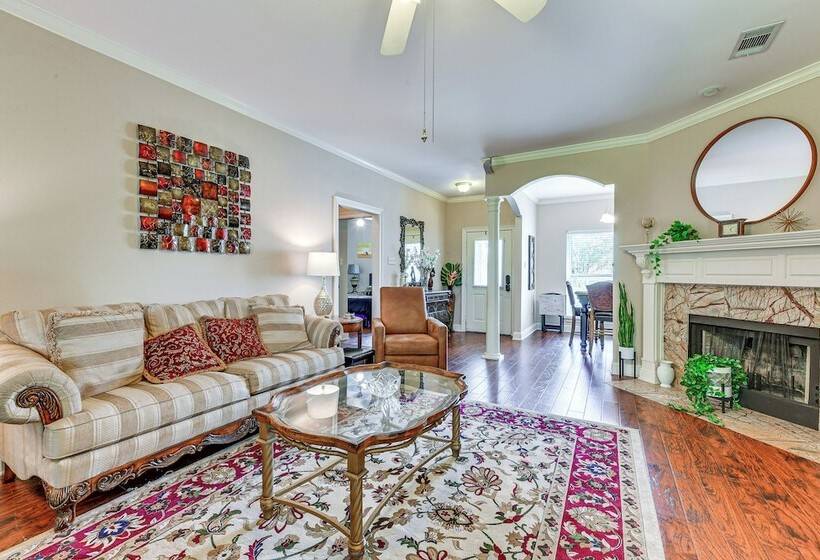 Baton Rouge Retreat W/ Patio, Grill & Fire Pit!