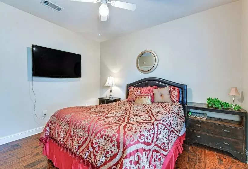 Baton Rouge Retreat W/ Patio, Grill & Fire Pit!