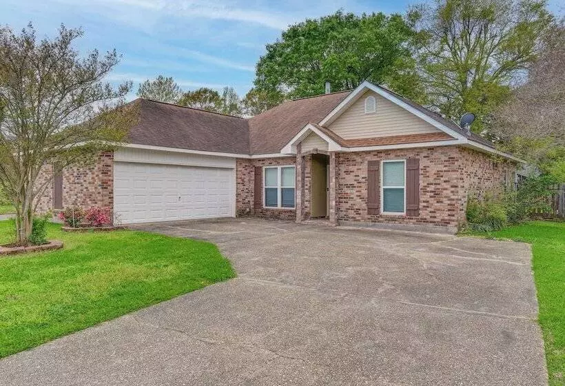 Baton Rouge Retreat W/ Patio, Grill & Fire Pit!