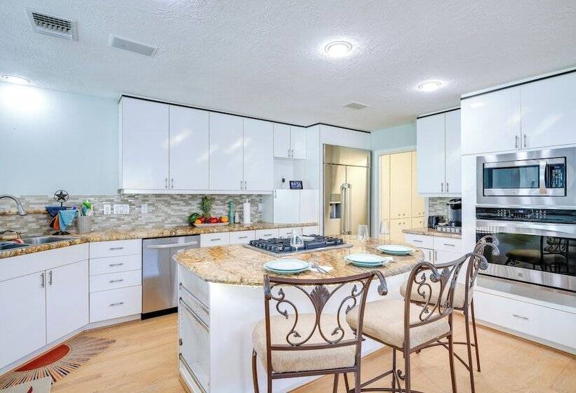 Exquisite Canal Front Home: Access To Lake Conroe!