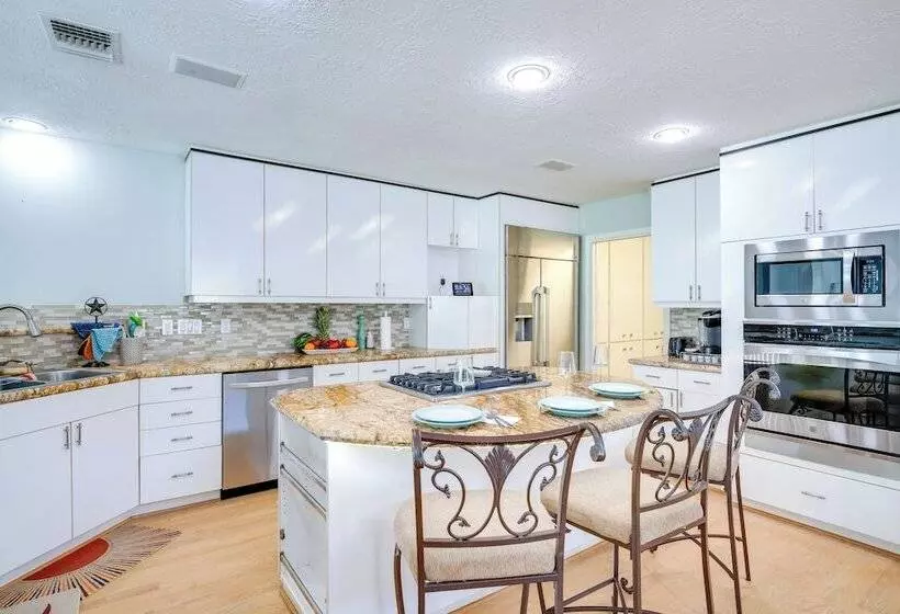 Exquisite Canal Front Home: Access To Lake Conroe!