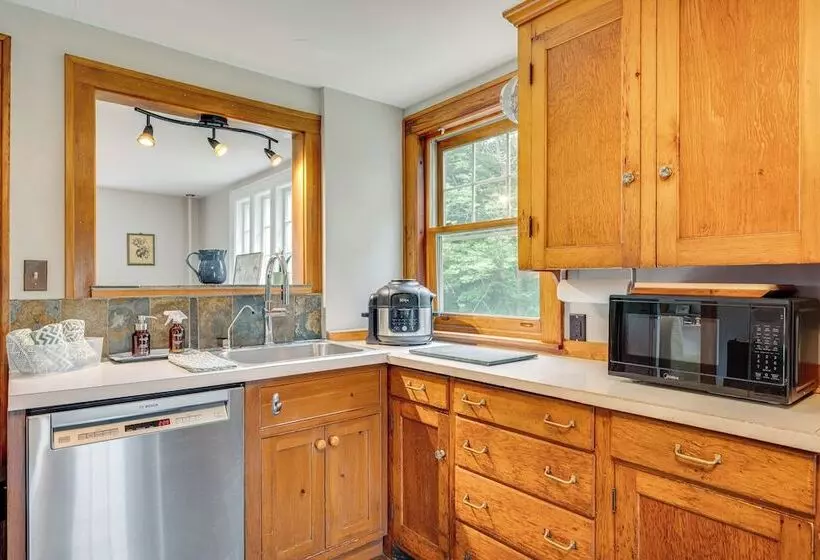 Family Friendly Retreat In Barre: 2 Spacious Decks