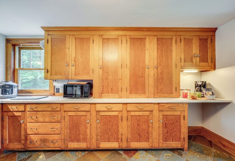 Family Friendly Retreat In Barre: 2 Spacious Decks