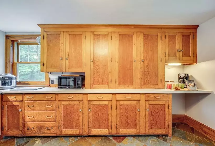 Family Friendly Retreat In Barre: 2 Spacious Decks