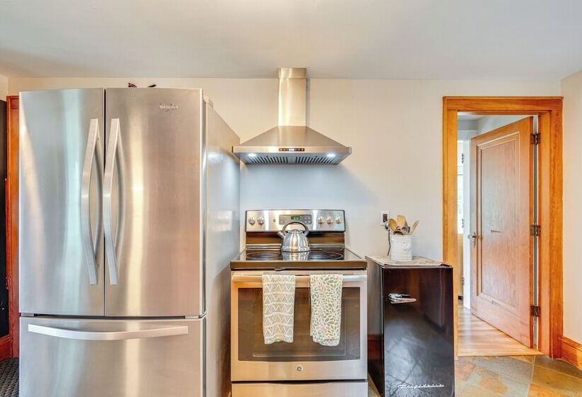 Family Friendly Retreat In Barre: 2 Spacious Decks