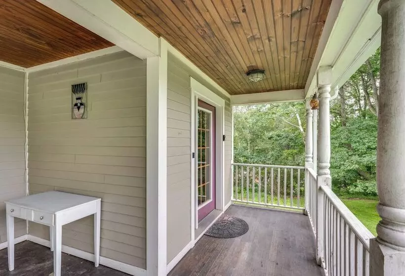 Family Friendly Retreat In Barre: 2 Spacious Decks