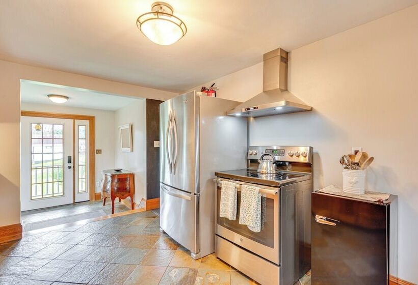 Family Friendly Retreat In Barre: 2 Spacious Decks