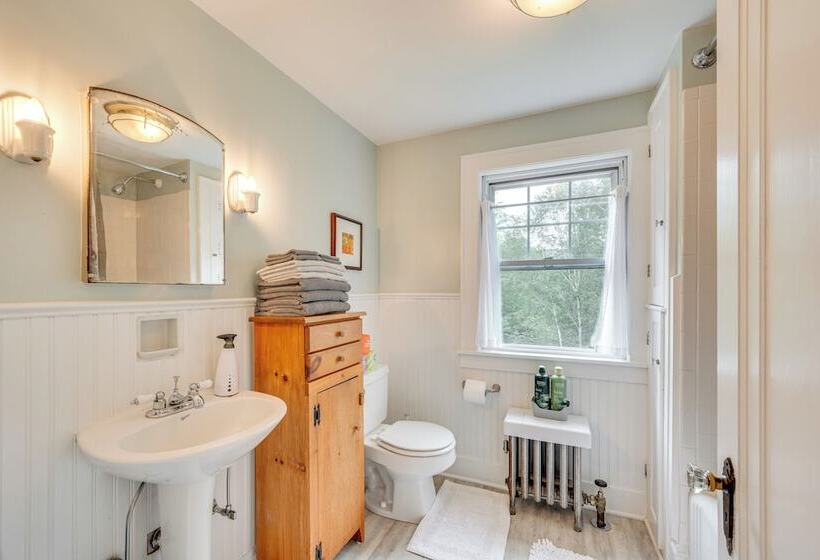 Family Friendly Retreat In Barre: 2 Spacious Decks