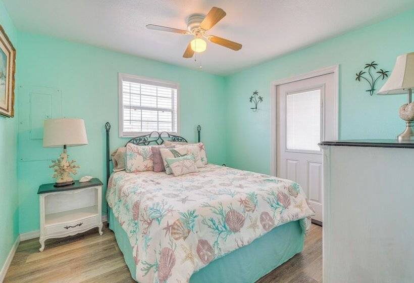 Gulf Of Mexico Beach Cottage: Walk To Boat Ramp!