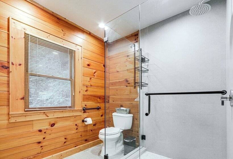 Luxe Smoky Mountains Cabin W/ Hot Tub & Views!