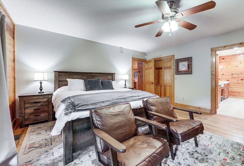 Luxe Smoky Mountains Cabin W/ Hot Tub & Views!