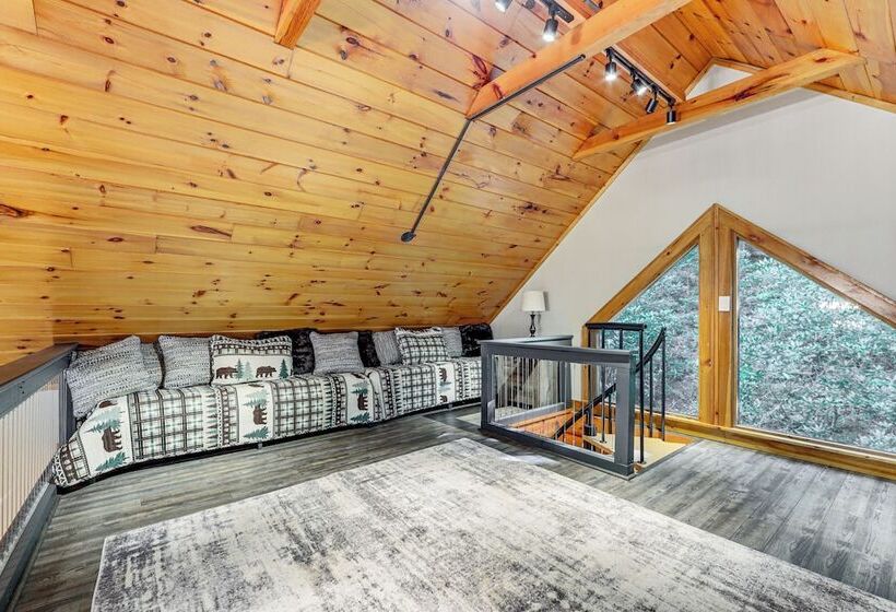 Luxe Smoky Mountains Cabin W/ Hot Tub & Views!