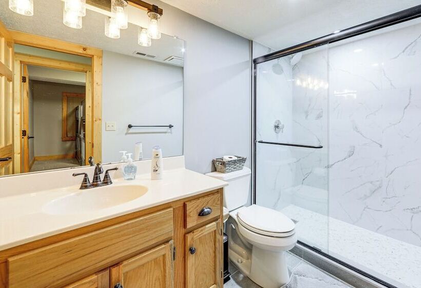 Luxe Smoky Mountains Cabin W/ Hot Tub & Views!