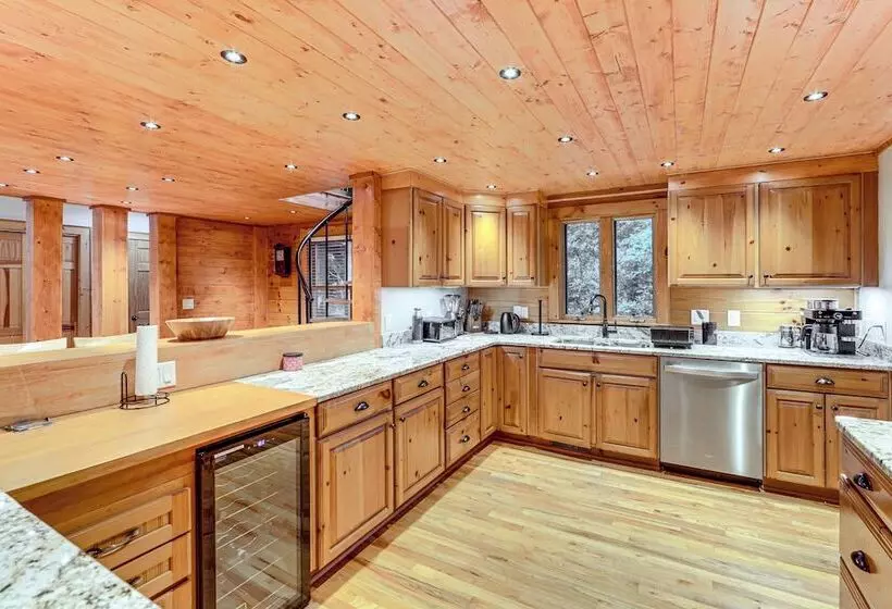 Luxe Smoky Mountains Cabin W/ Hot Tub & Views!