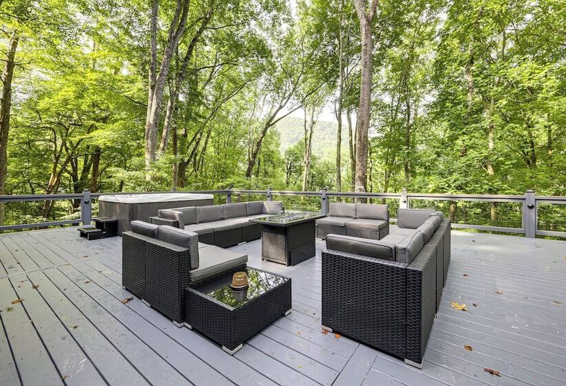 Luxe Smoky Mountains Cabin W/ Hot Tub & Views!