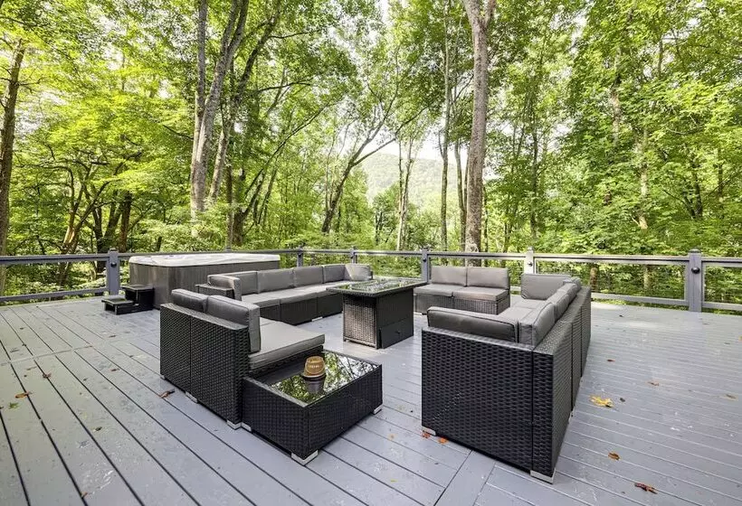 Luxe Smoky Mountains Cabin W/ Hot Tub & Views!