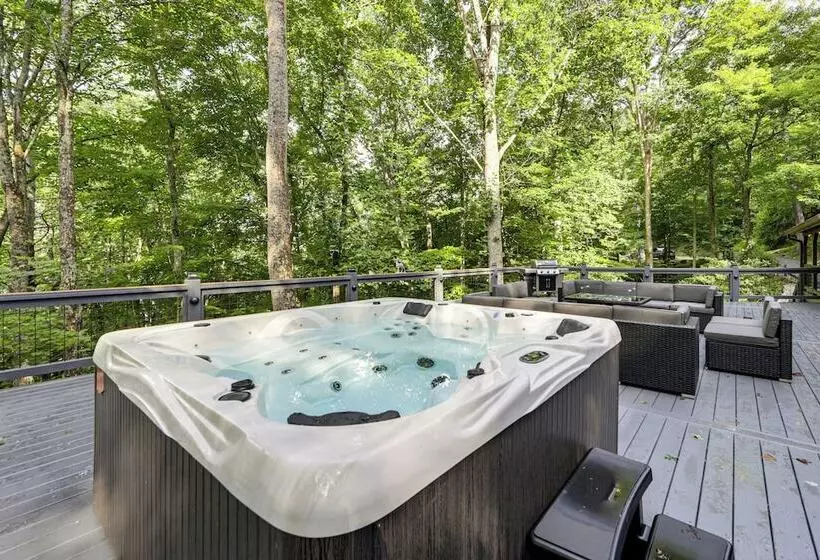 Luxe Smoky Mountains Cabin W/ Hot Tub & Views!