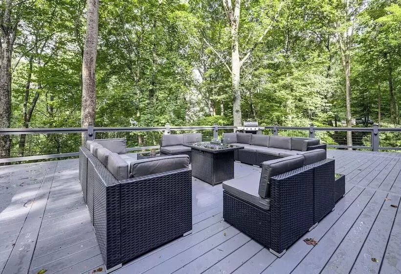 Luxe Smoky Mountains Cabin W/ Hot Tub & Views!