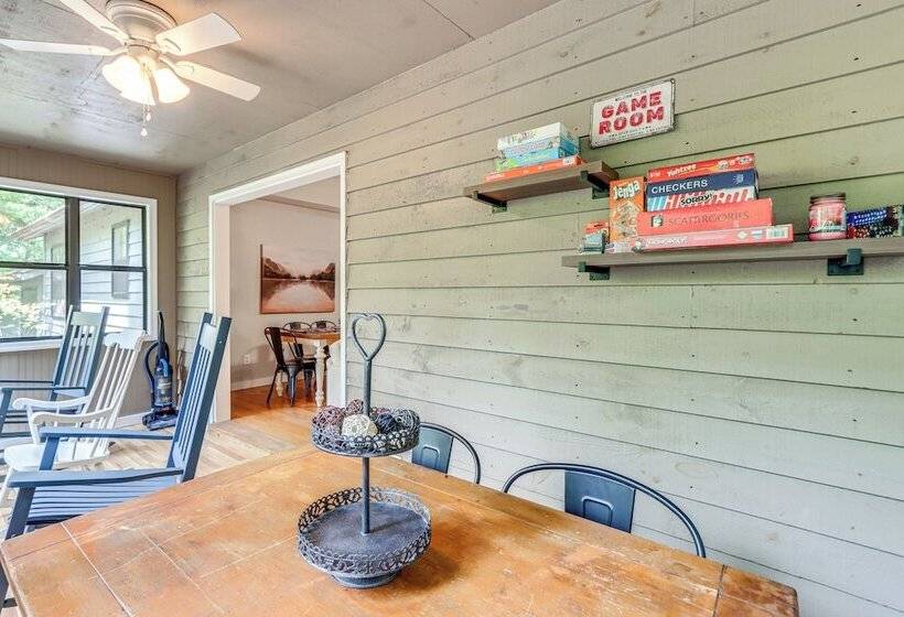 Murphy Cabin W/ Private Deck, Fire Pit + Hot Tub!