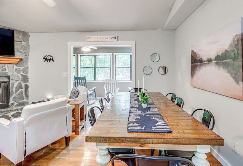 Murphy Cabin W/ Private Deck, Fire Pit + Hot Tub!