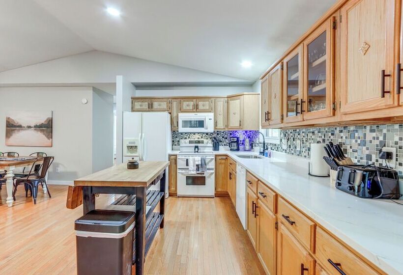 Murphy Cabin W/ Private Deck, Fire Pit + Hot Tub!