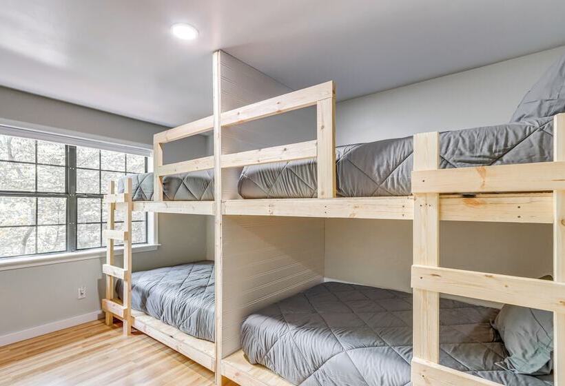 Murphy Cabin W/ Private Deck, Fire Pit + Hot Tub!