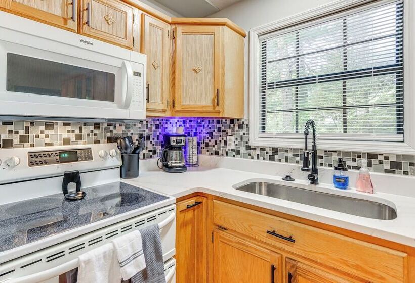 Murphy Cabin W/ Private Deck, Fire Pit + Hot Tub!