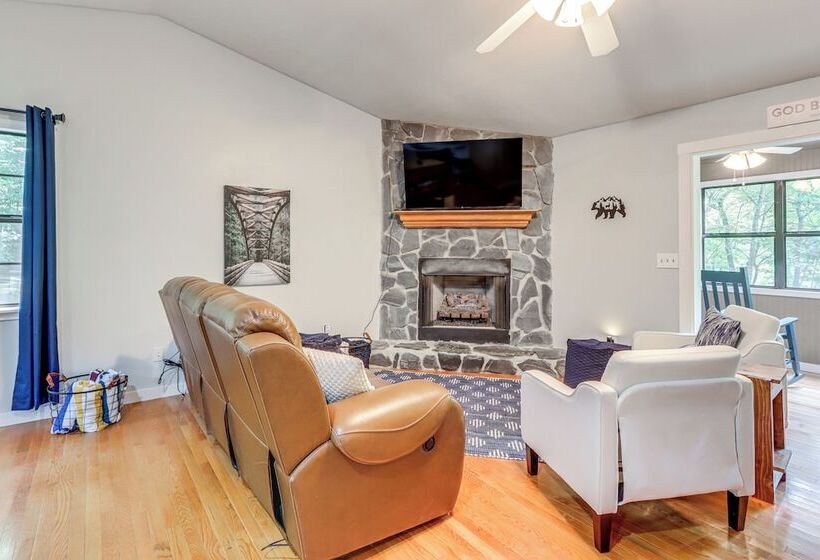 Murphy Cabin W/ Private Deck, Fire Pit + Hot Tub!