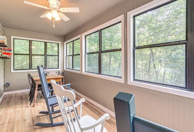 Murphy Cabin W/ Private Deck, Fire Pit + Hot Tub!