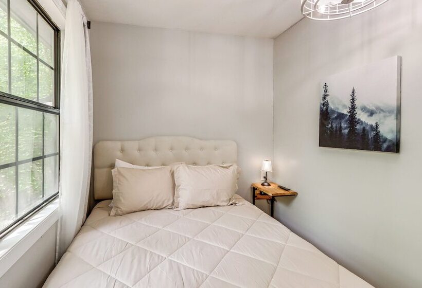 Murphy Cabin W/ Private Deck, Fire Pit + Hot Tub!