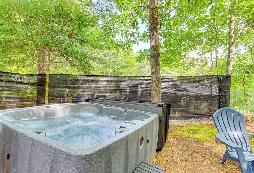 Murphy Cabin W/ Private Deck, Fire Pit + Hot Tub!