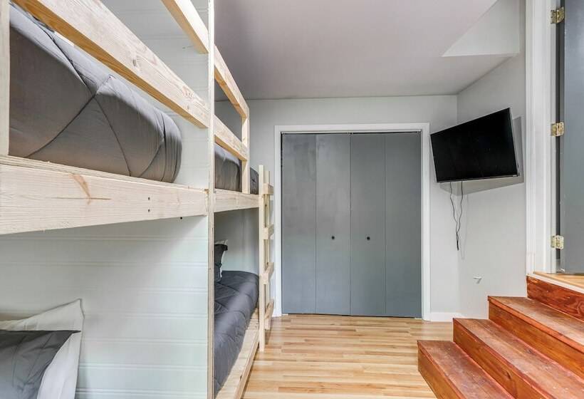 Murphy Cabin W/ Private Deck, Fire Pit + Hot Tub!