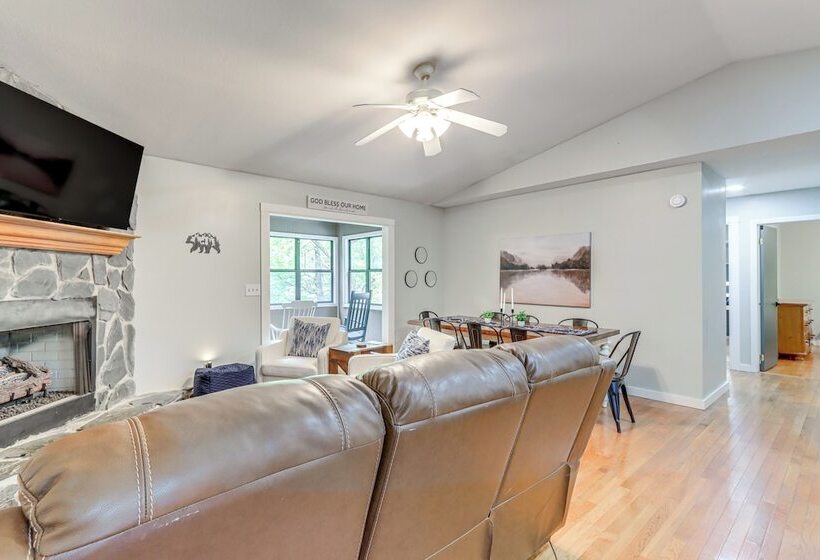 Murphy Cabin W/ Private Deck, Fire Pit + Hot Tub!